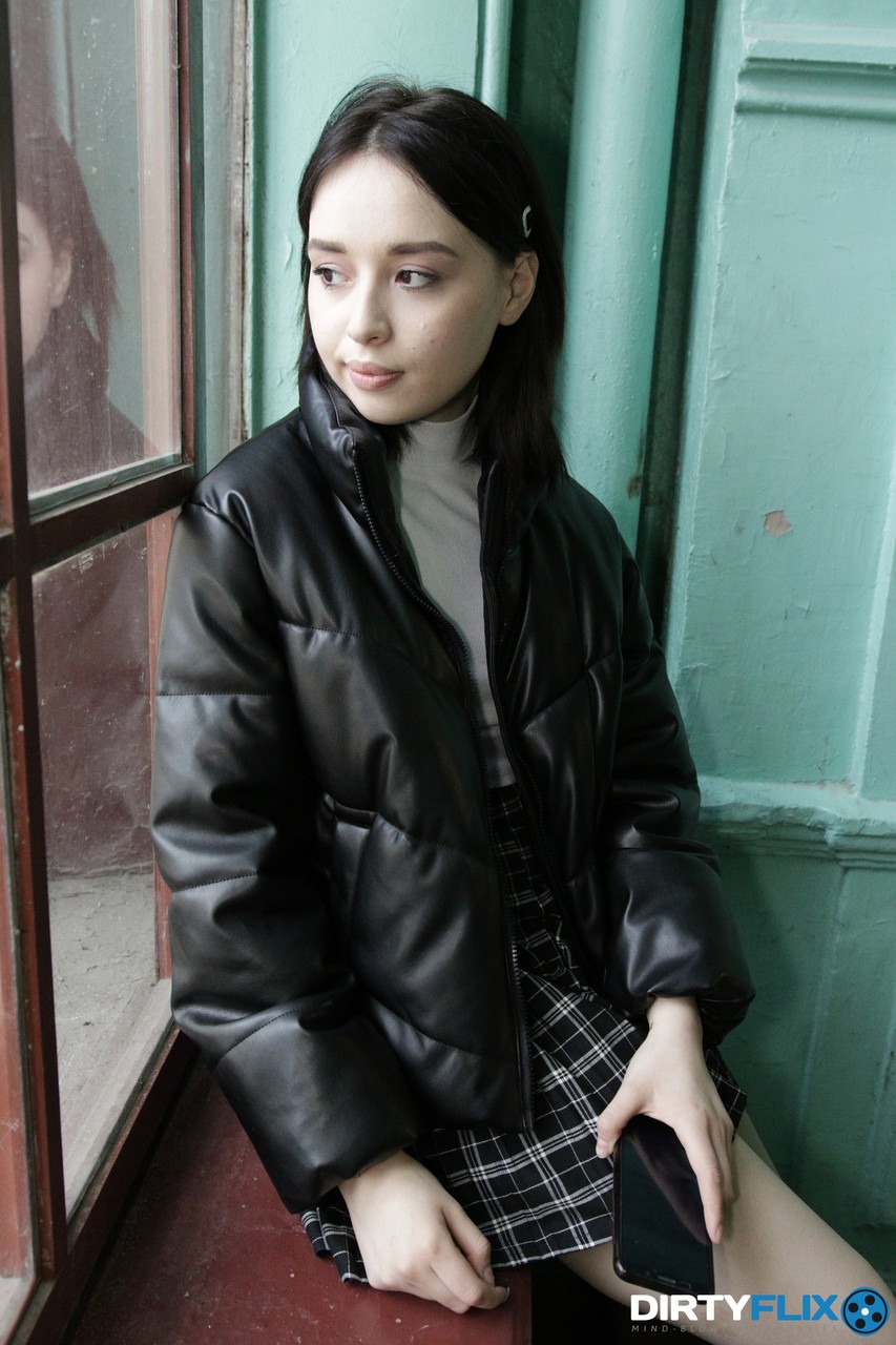 业余校园少女卡罗琳娜盖曼被朋克男友大胆插入她的光头阴道