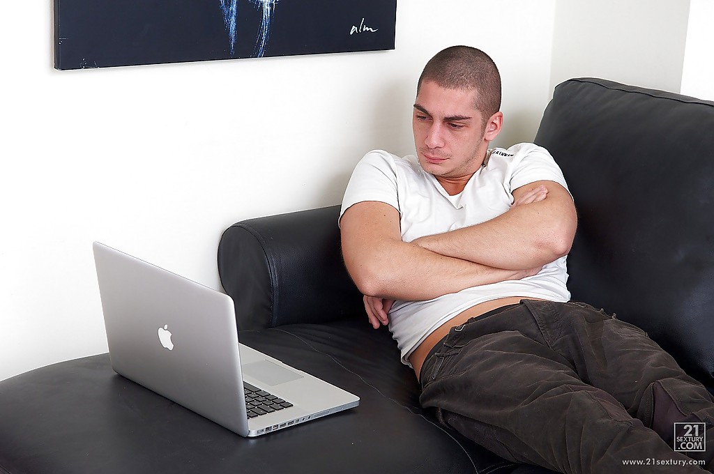 細身の少女が巨大なチンポを広げられた肛門に受け入れる