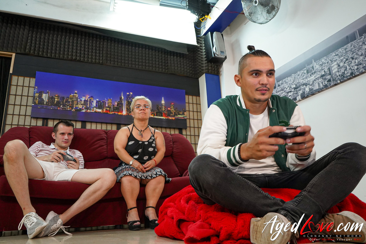 سارة وان، الجدة الشهية، تستمتع بالزب الشاب على الأريكة وتأخذ لقطة على الوجه