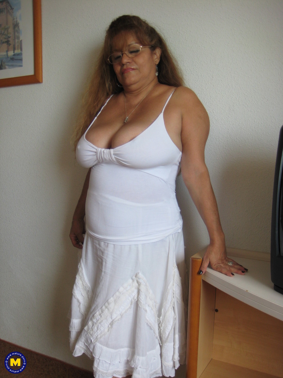 Tía Nathalie Rebosante Con Tetas Enormes Se Desnuda Y Juega Con Su Coño