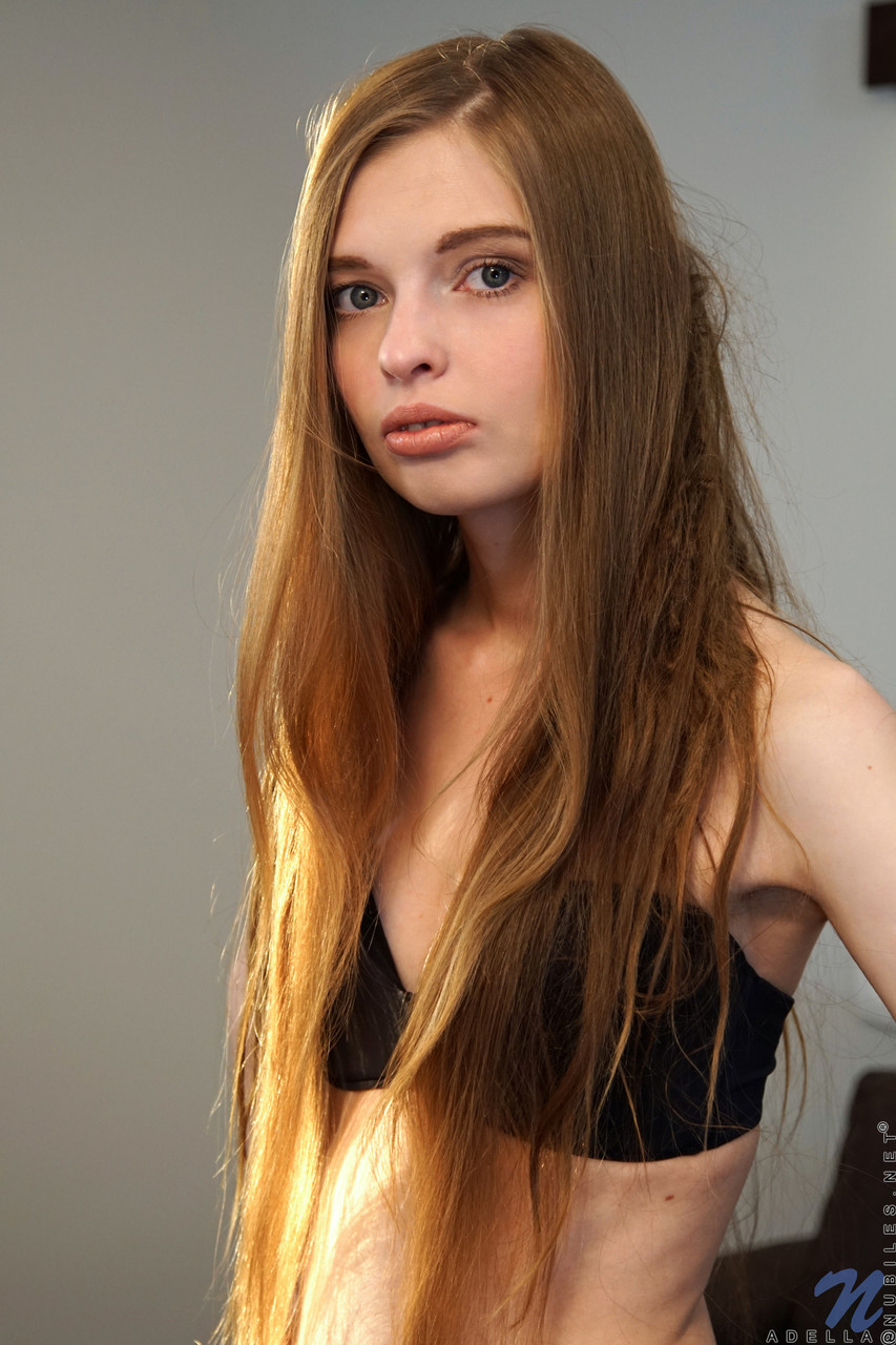 अद्भुत किशोर बेबी अदेला नग्न होती है और अपने स्वादिष्ट निर्दोष मफ को रगड़ती है