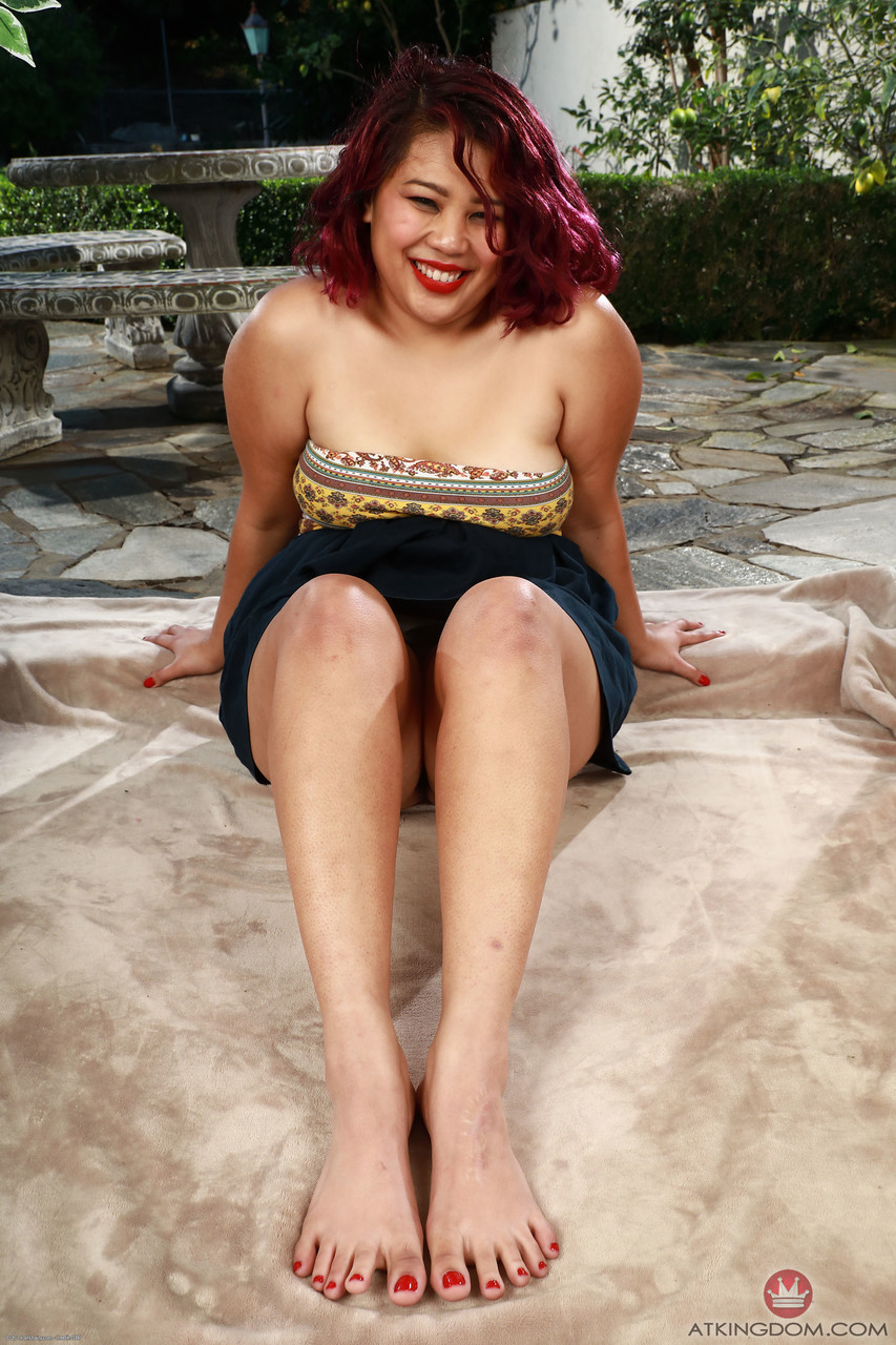 マニラが美味しそうな足と毛深い股間を近距離で見せる