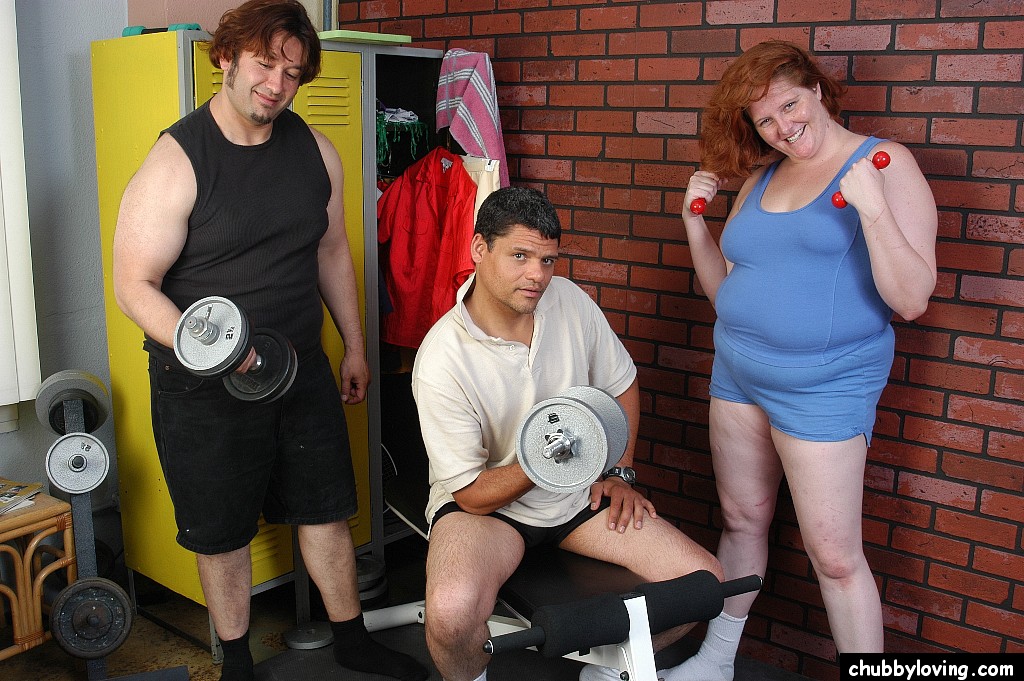 红发阿德里安娜在健身房里吸吮并操两根鸡巴