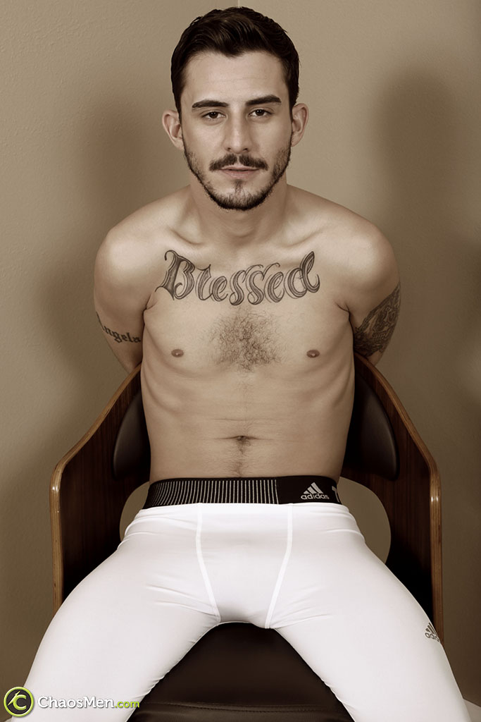 बंधा, आँखों पर पट्टी, टैटू वाला गे ब्रूनेट देविन डिक्सन को गरम ब्लोजॉब मिलता है