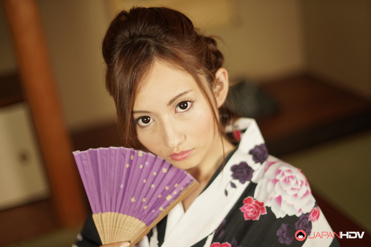 日本の美女・れおん音羽が全裸になる前に扇子を持つ