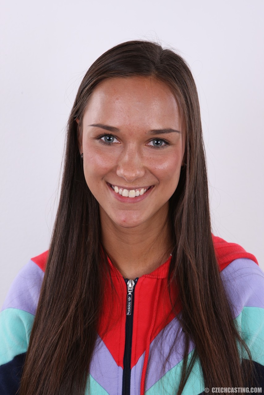 الطالبة الجامعية هيدفيكا تتعرى لدفع الرسوم الدراسية