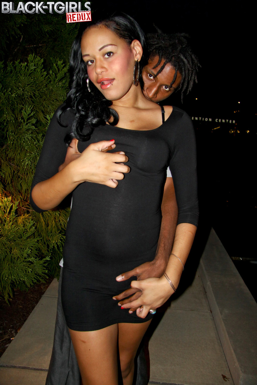 Amber Skye In Black-TGirls-Pornofotos