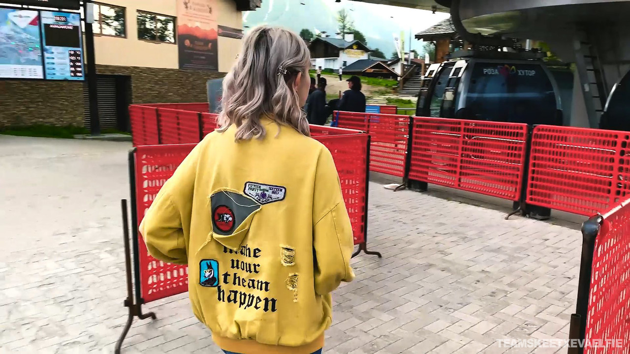 10代のポルノスターイーヴァエルフィーがボーイフレンドにゴンドラリフトの中でフェラチオをする