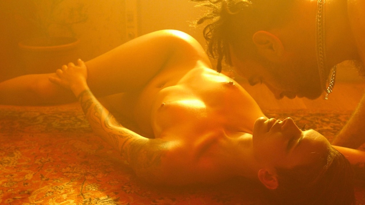 ヴィクトリア・ローズはカメラの前でエロチックなセックスを楽しむ