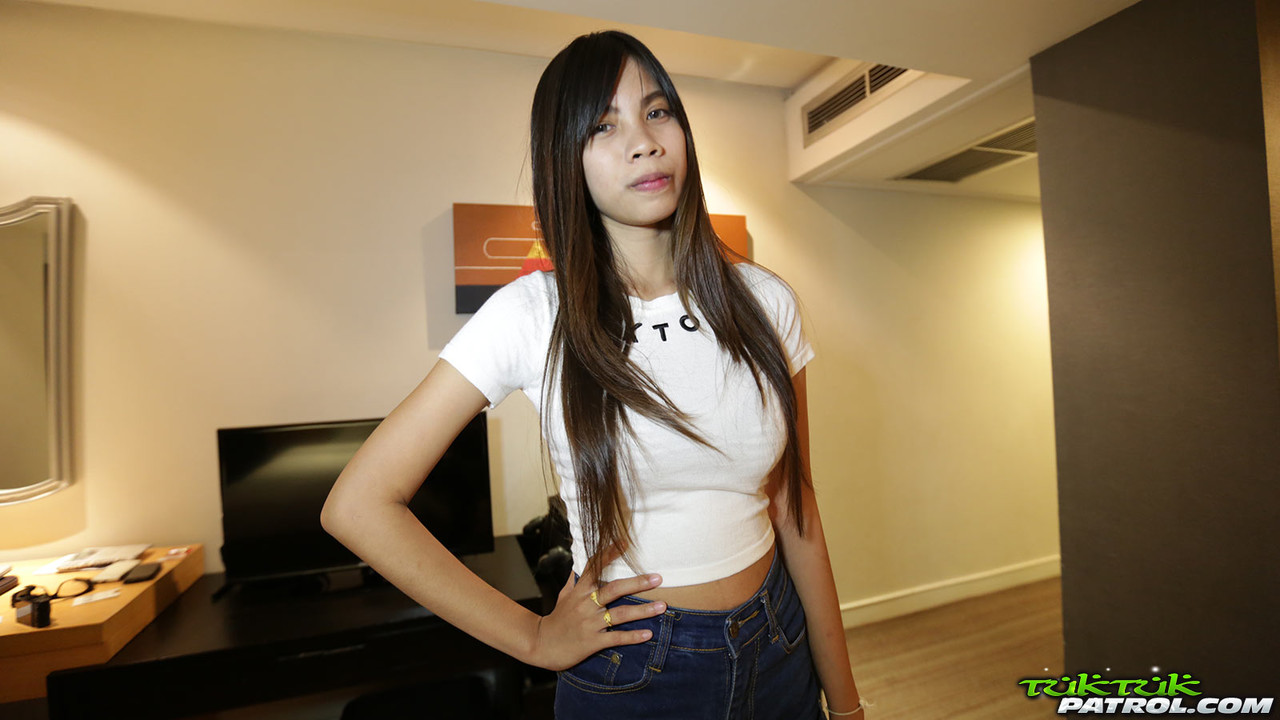 فتاة تايلاندية ممتلئة القبضة تدفق داخلي بدون واقي مع فرانغ