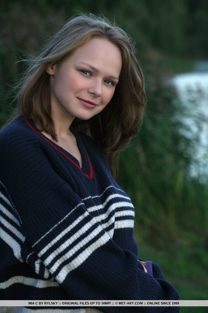 白皙少女Mia C 解放她的小乳房和阴道从粉色内衣