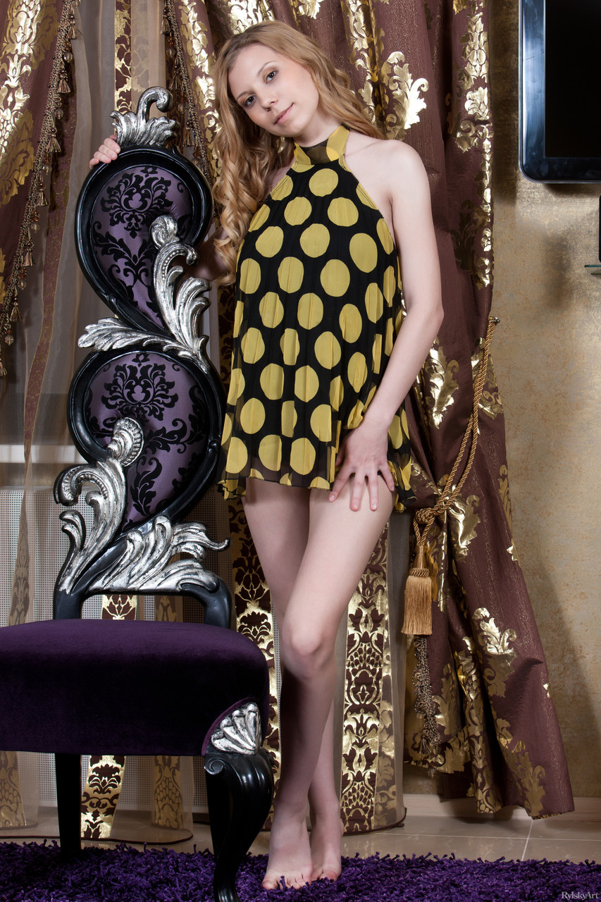 रिल्स्की आर्ट गैलरी डेरेका को इरोटिक प्रदर्शन में प्रस्तुत करती है