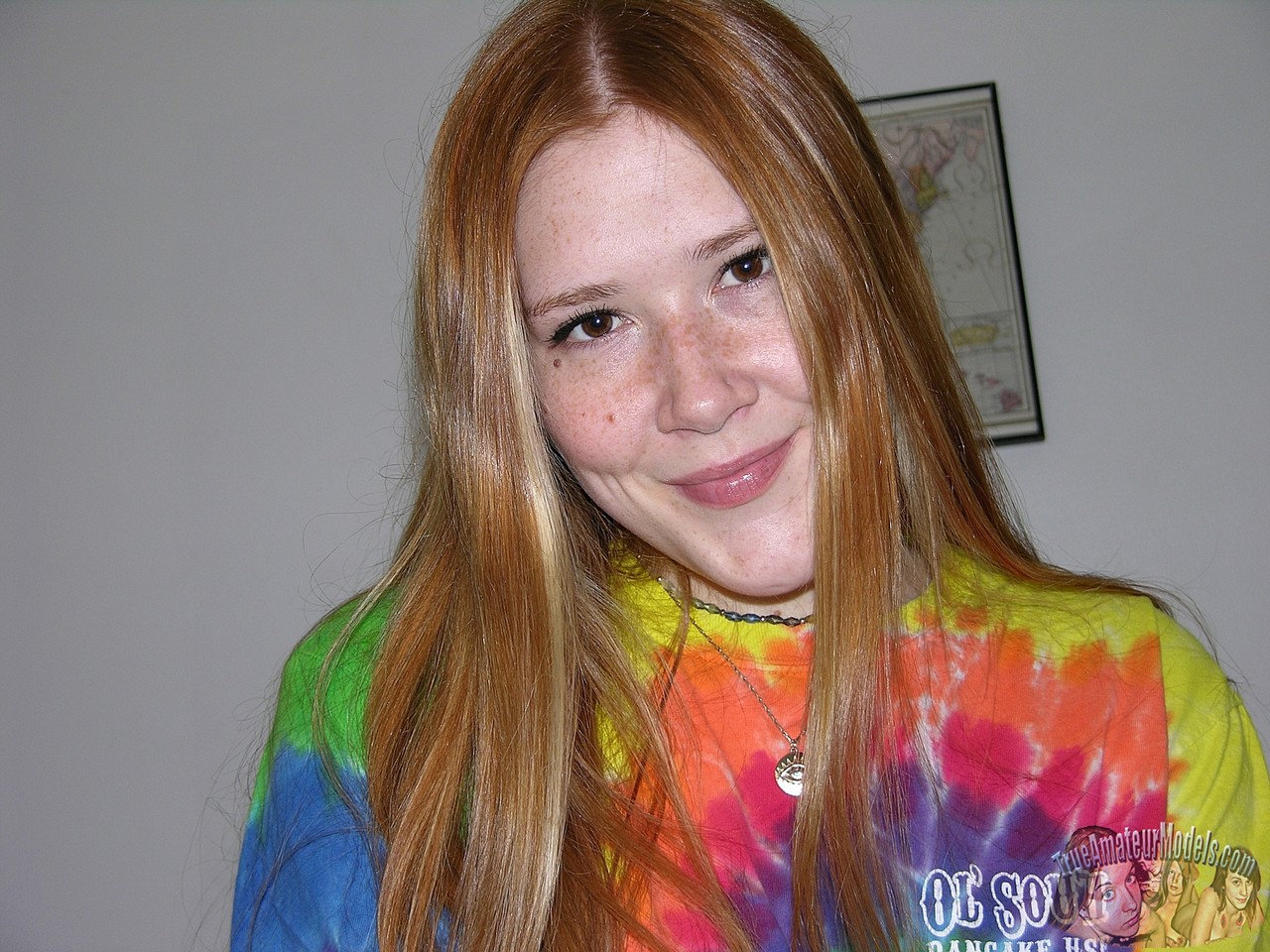 هاربر ريد الشابة الحمراء تتعري بينما تكبح ابتسامة بالكاد