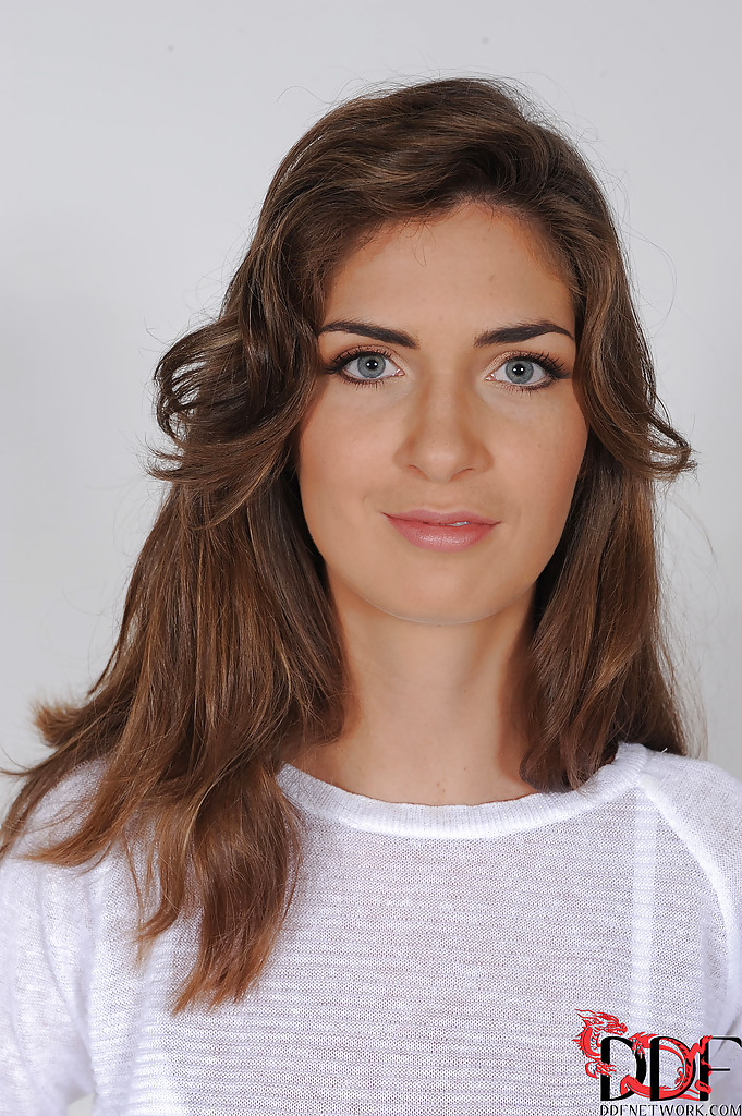 स्टेफनी केन सुपर गर्म ब्रुनेट ग्राहक को तेल लगाती है और हस्तमैथुन देती है