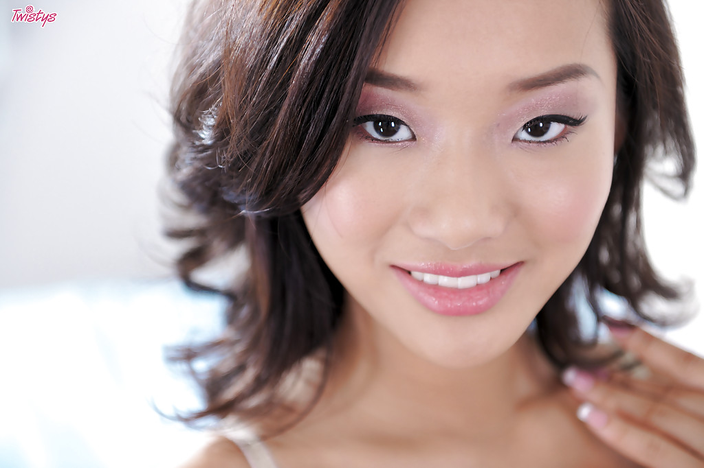 نجمت البورنو الآسيوية أไลนا لي تثير شعر العانة المنحوت على ركبتها