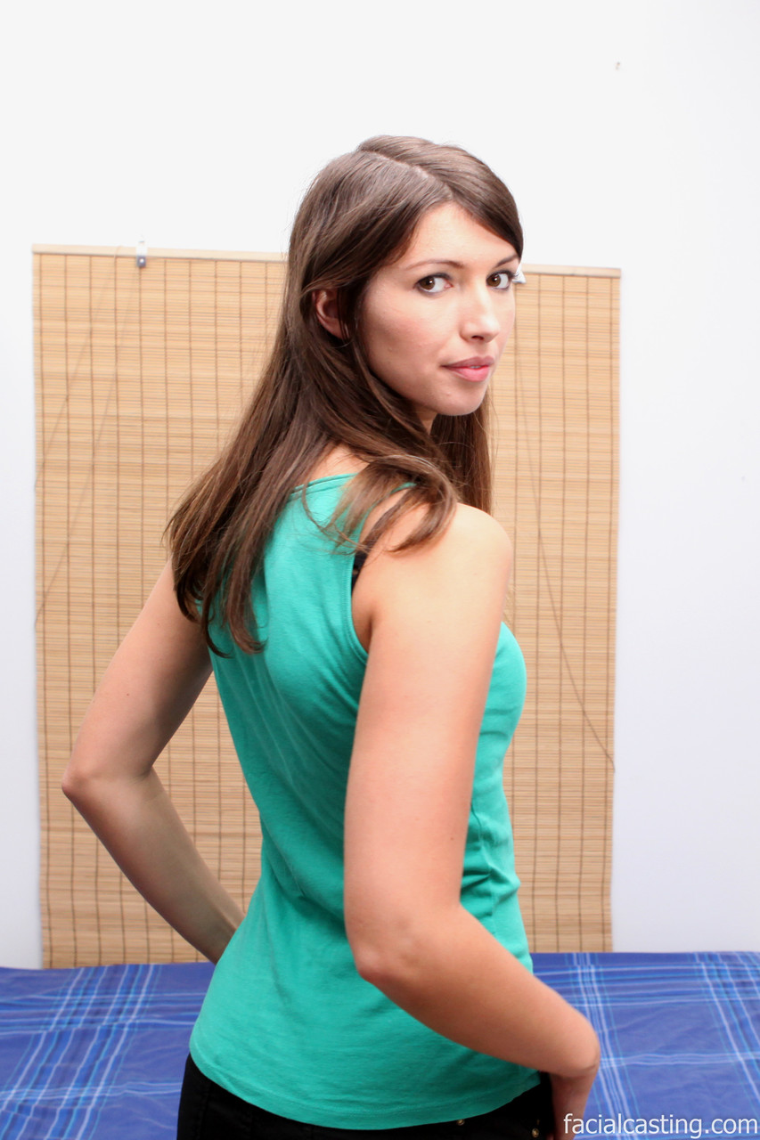 الفتاة النحيفة تتعرى للحصول على لقطة وجهية بعد التصوير