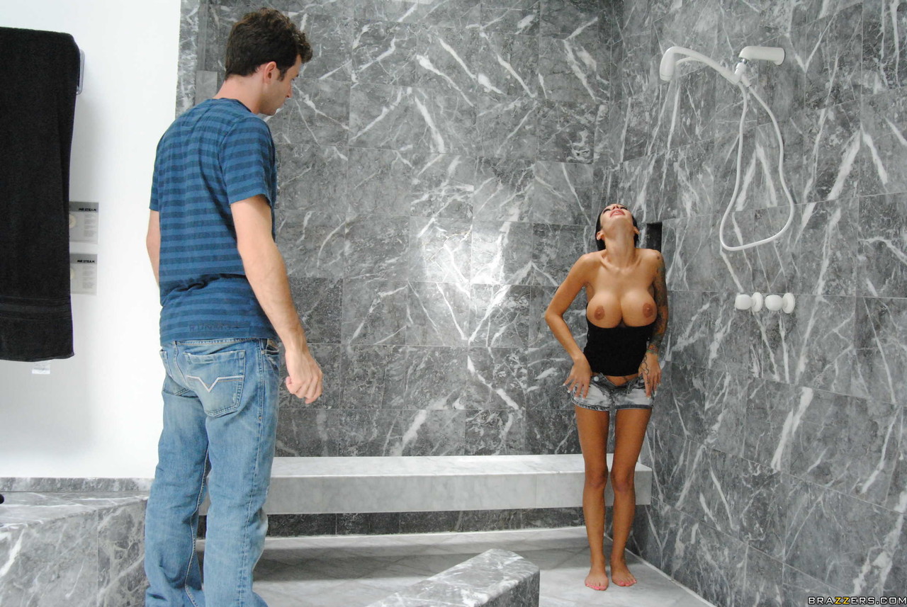 एंजेलिना वैलेंटाइन के साथ शावर में गंदी गर्लफ्रेंड के साथ कठोर गुदा संभोग