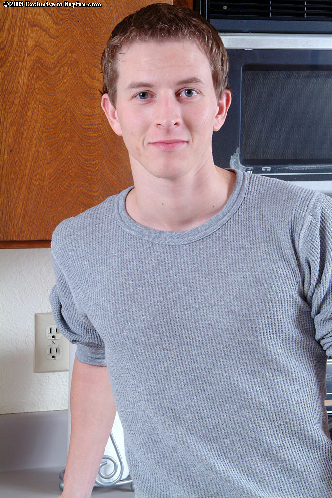 Jeune Homme Gai Caucasien Bernie Se Déshabille Jusqu'Aux Chaussettes Et Se Masturbe Dans La Cuisine