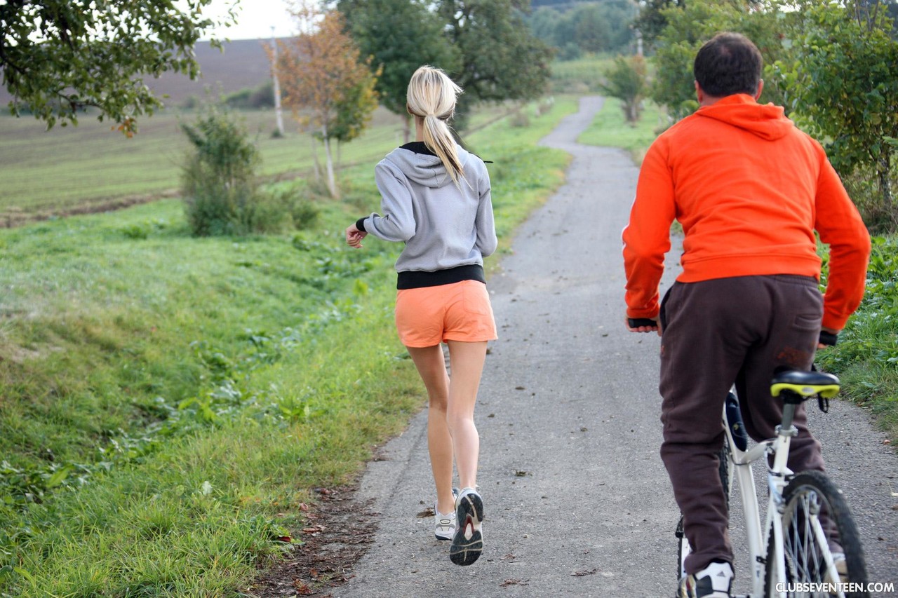 辛迪R在Club Seventeen的裸体照片