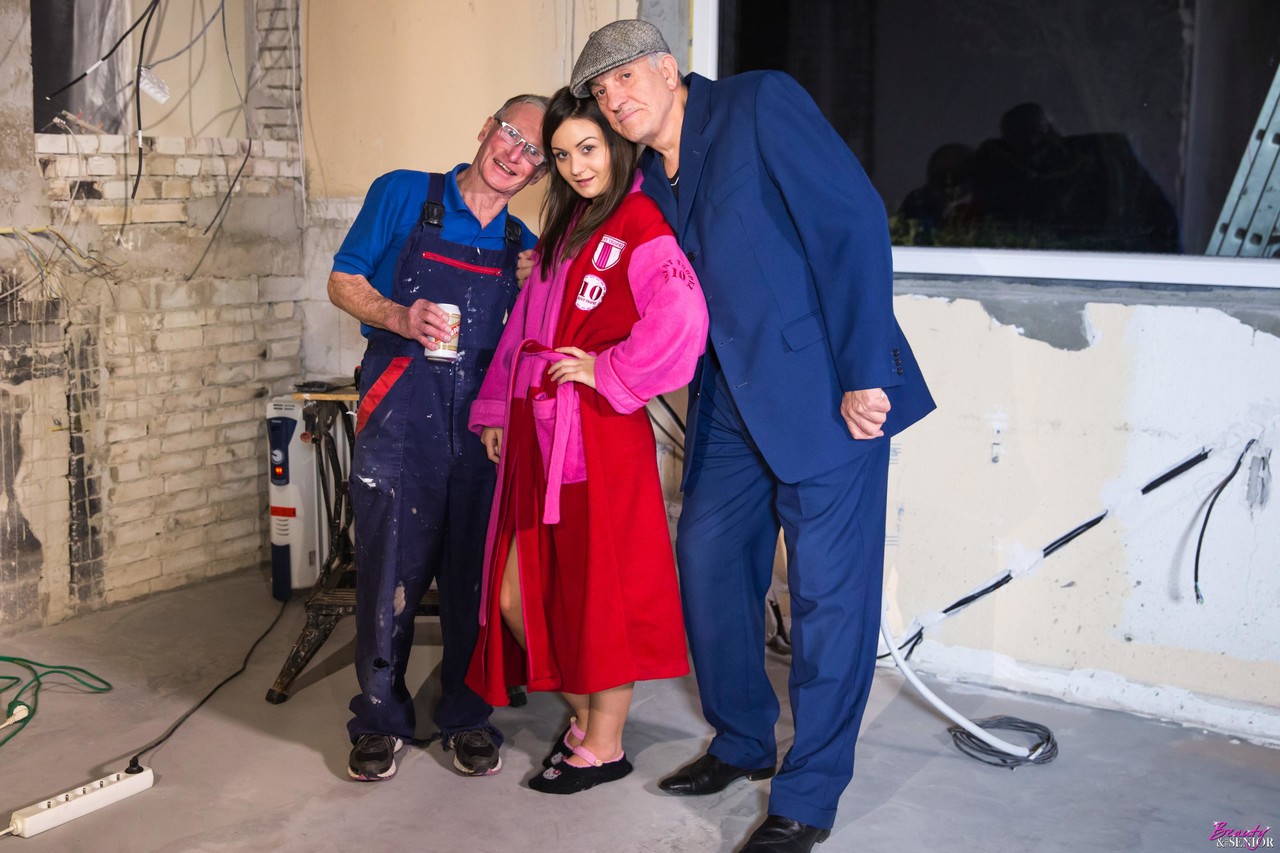 年轻的婊子在他的车间里操祖父