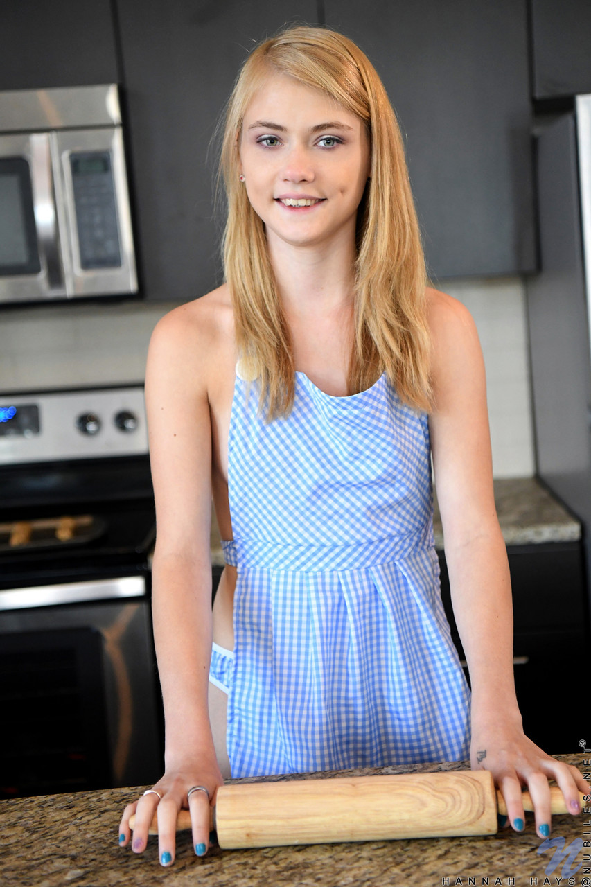 المراهقة المثيرة هانا هايز تظهر صدرا صغيرا و تنتشر على فرج محلوق