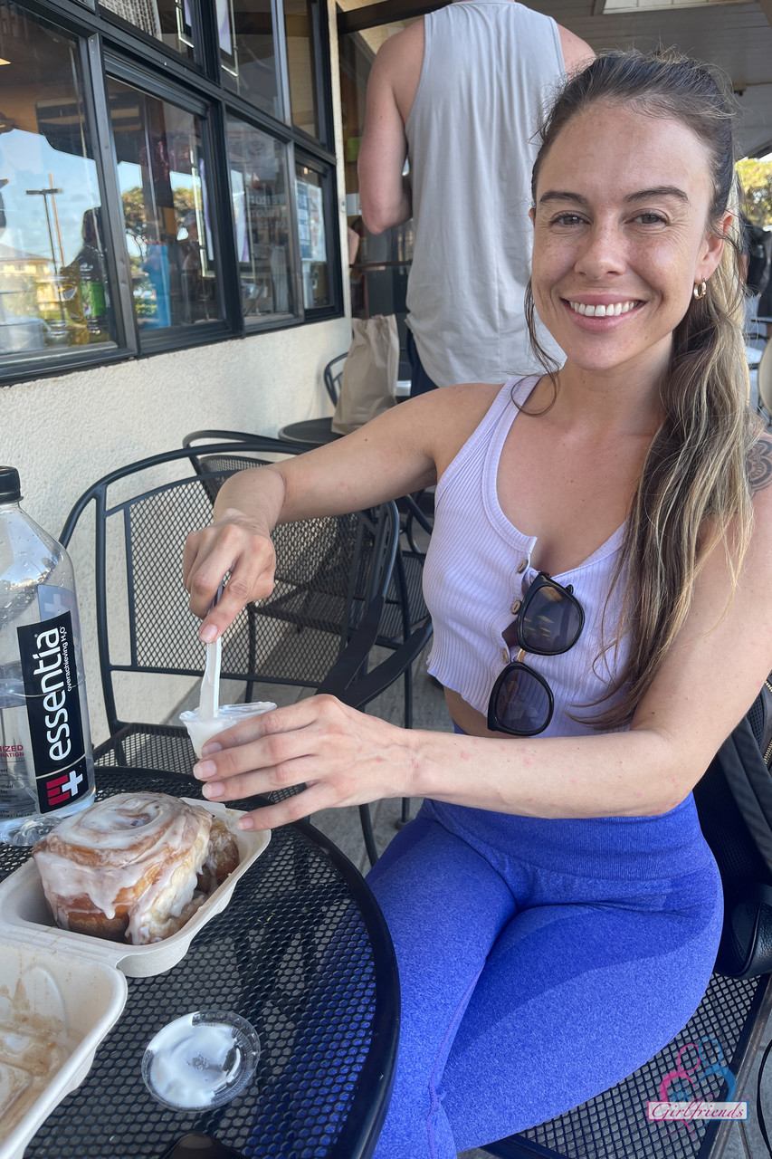 صديقة هواية صيف ثعلبة تُظهر ثديين لطيفين وقدمين لذيذتين