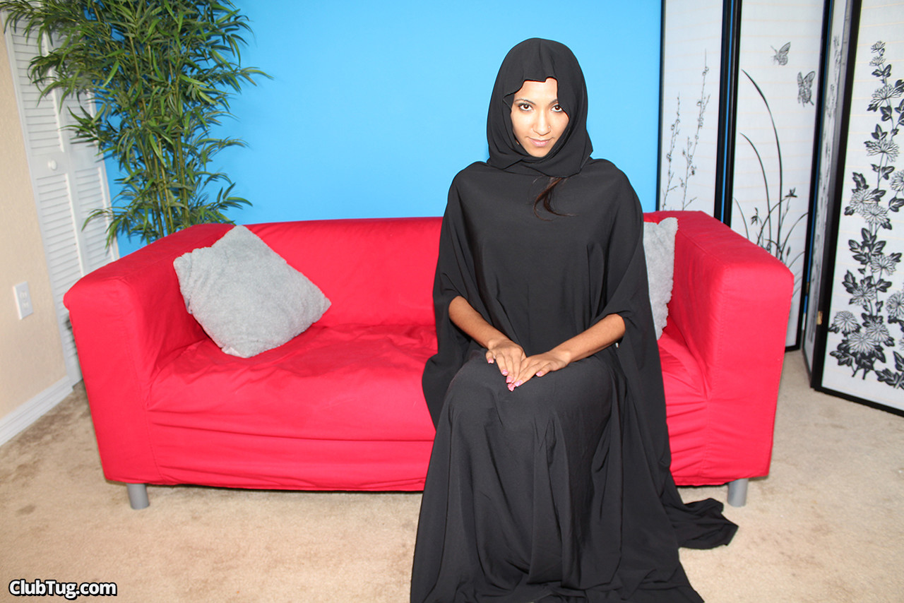 Jeune Femme Arabe Sexy Fait Une Branlette En Pov Et Reçoit Une Faciale D'Un Mec Bien Monté