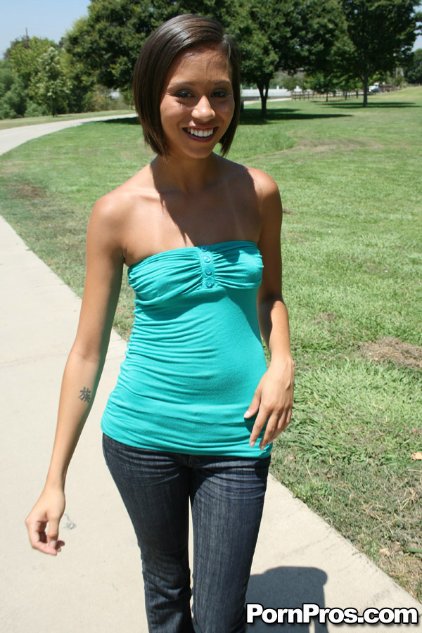 Amaturnaya Latinskaya Devushka Mia Lina Snimaet Trusy Chtoby Pokazat' Pizdu