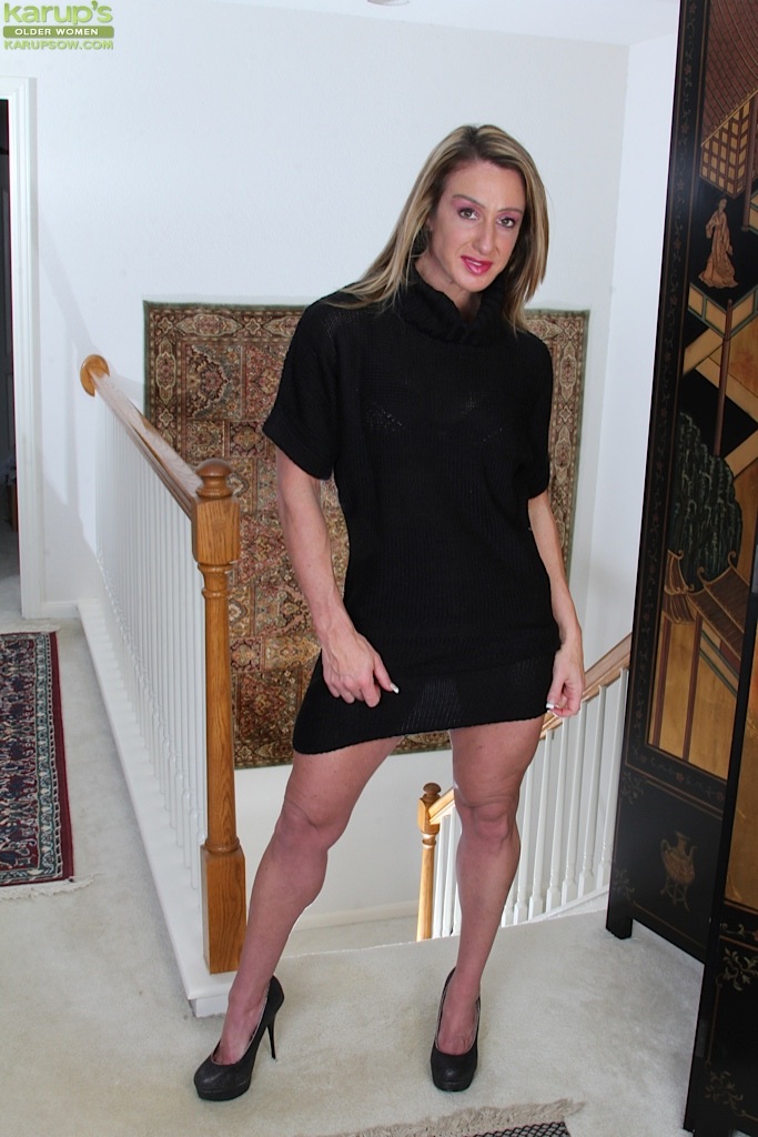 服を着たミルファー・アシュリー・ブルックがハイヒールで剃毛されたマンコを見せる