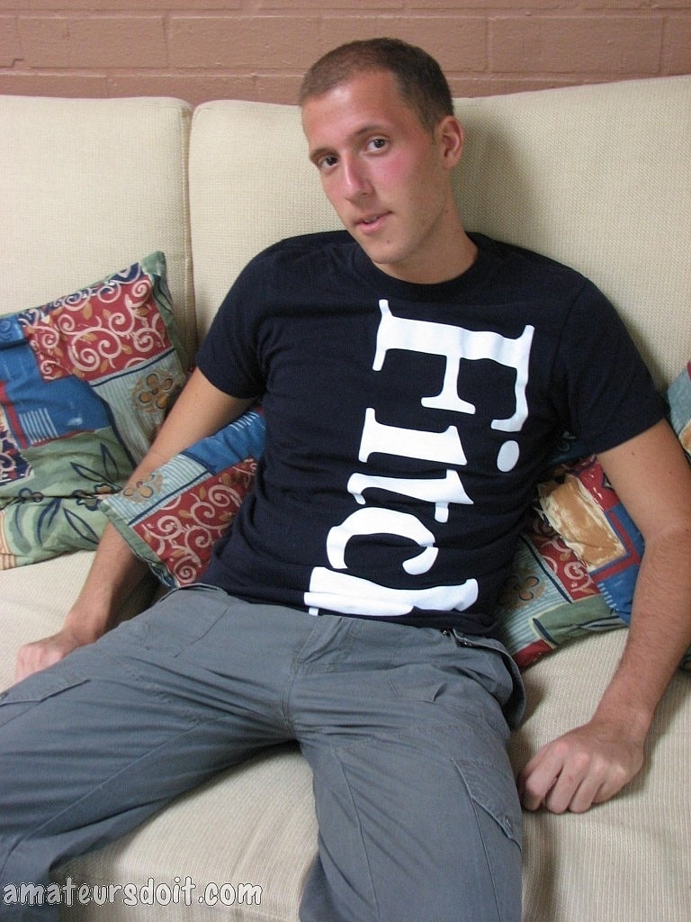 مبتدئ مثلي جنس سايمون مثير يخلع ملابسه ويتعاطى المثانة في الحمام