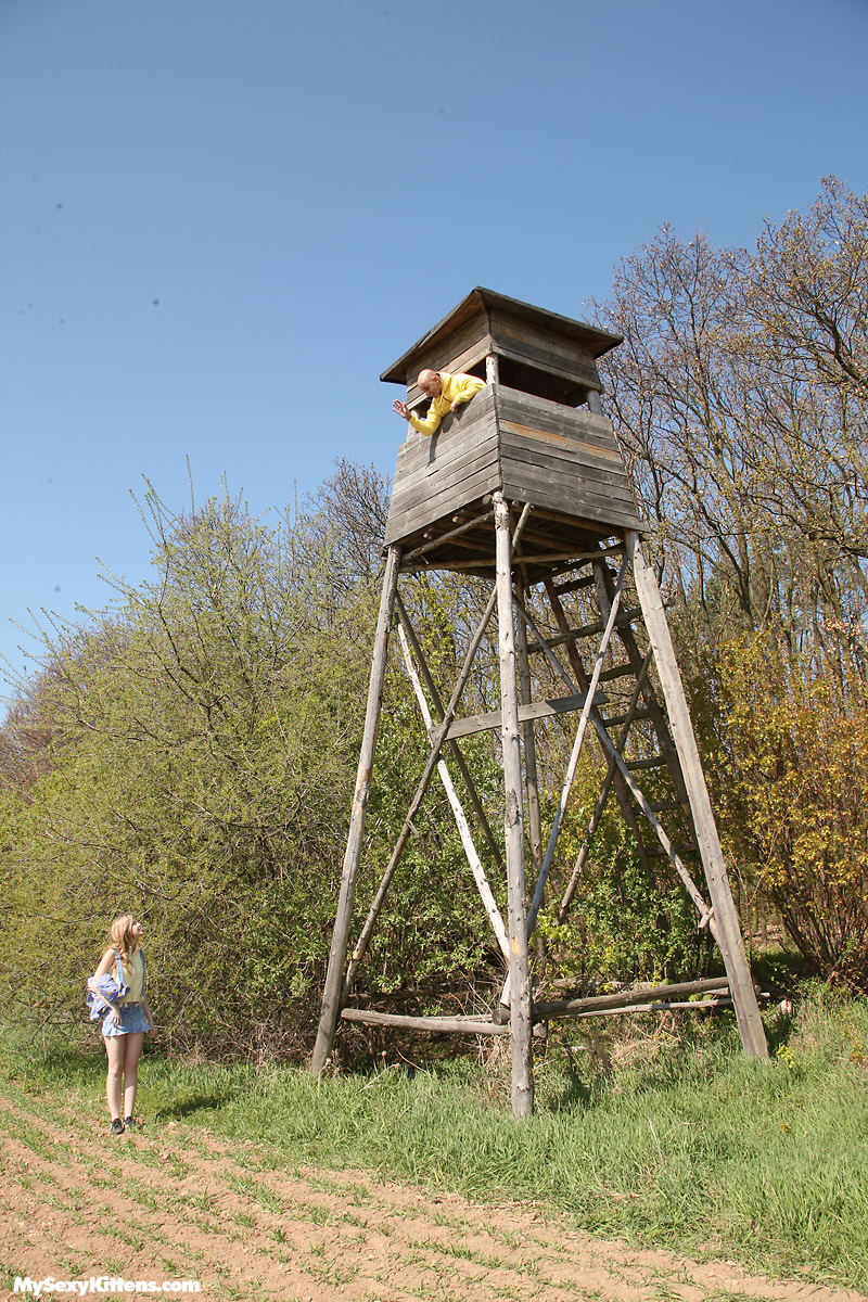 वन रेंजर पथ पर टीन हॉटी को देखता है और अपना लिंग उसकी संकरी योनि में डालता है