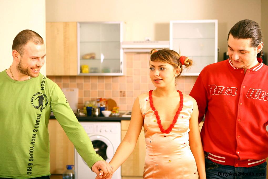 فتاة شابة ذات كرات منتفخة تُمارس الجنس الشرجي أثناء الجنس BBG