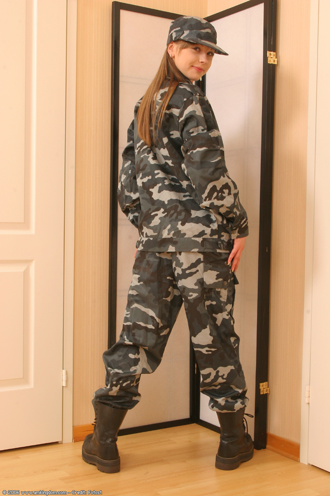 Kleine Militär-Dame Tina Entkleidet Sich, Um Ihre Gestutzte Muschi Zu Enthüllen