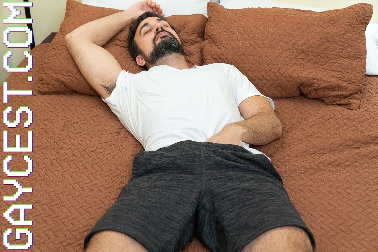 淘气的Twink Maxx Lear诱惑继父李先生并骑乘他的肉棒