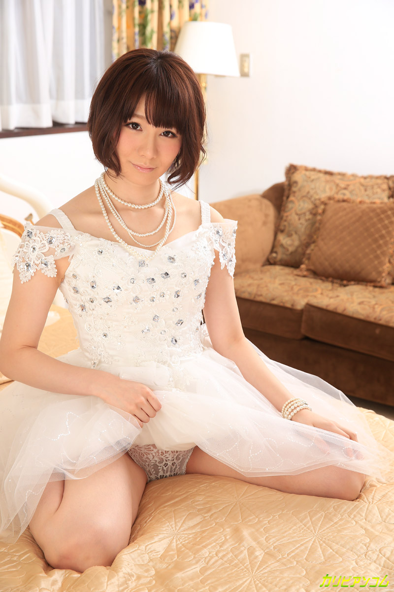 प्यारी जापानी बैलेरिना एरी मियाज़ाकी त्रिकोण में दो लिंगों को संभालती है