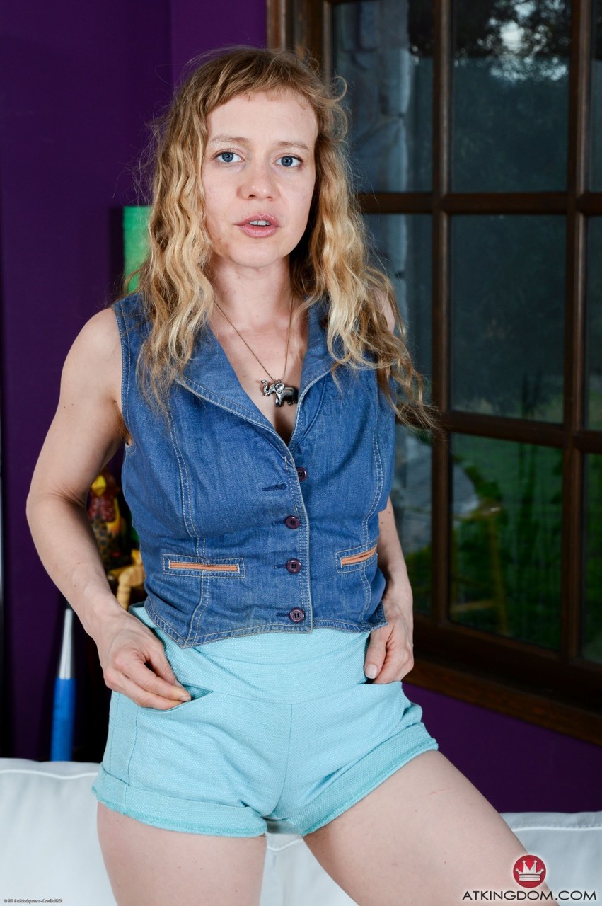 نحيفة هاويه ناتاشا مون تظهر إبطين شعرية وقطعة وحده