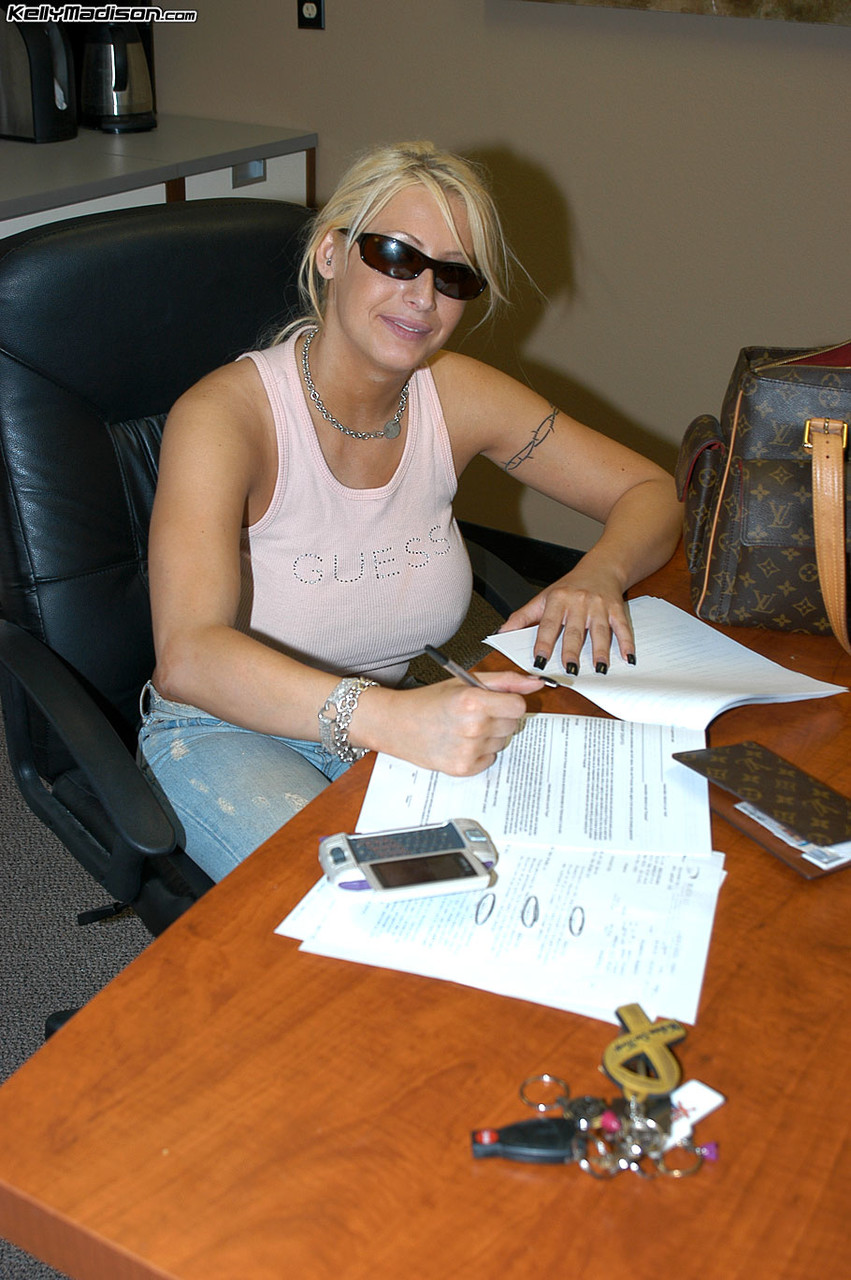 बड़े स्तनों वाली सुनहरे बालों की पोर्नस्टार कैंडी मैनसन बेडरूम में चुदाई के लिए सज-धज कर तैयार होती है