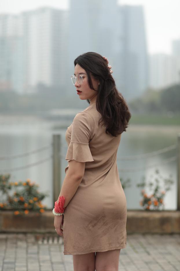 الآسيوية الجذابة ذات النظارات إيلينا تتصور في فستانها الساخن في الأماكن العامة