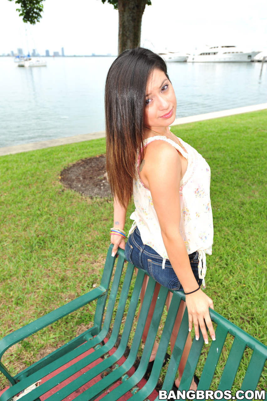 الحسناء ذات الشعر البني ليندا لي بصدر كبير مذهل تُنكح في جنس محمي