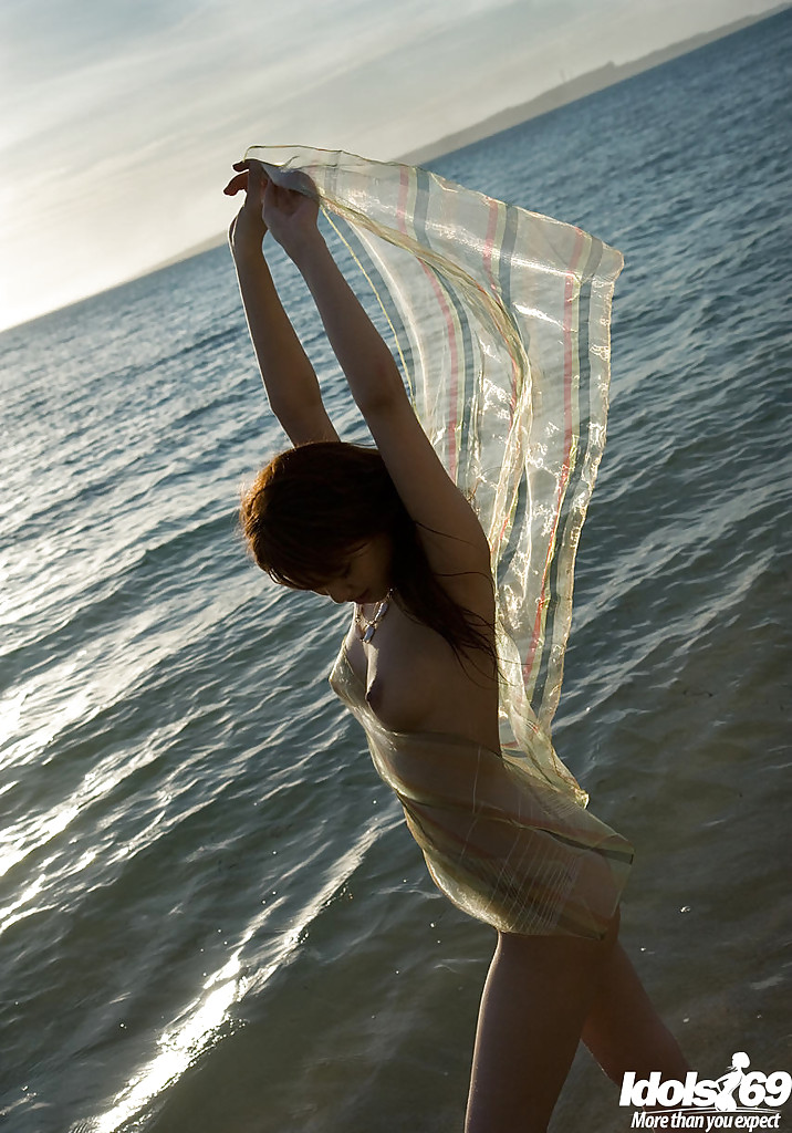 الجميلة الآسيوية الرقيقة ماري ميساكي تُعرض جسدها النحيف