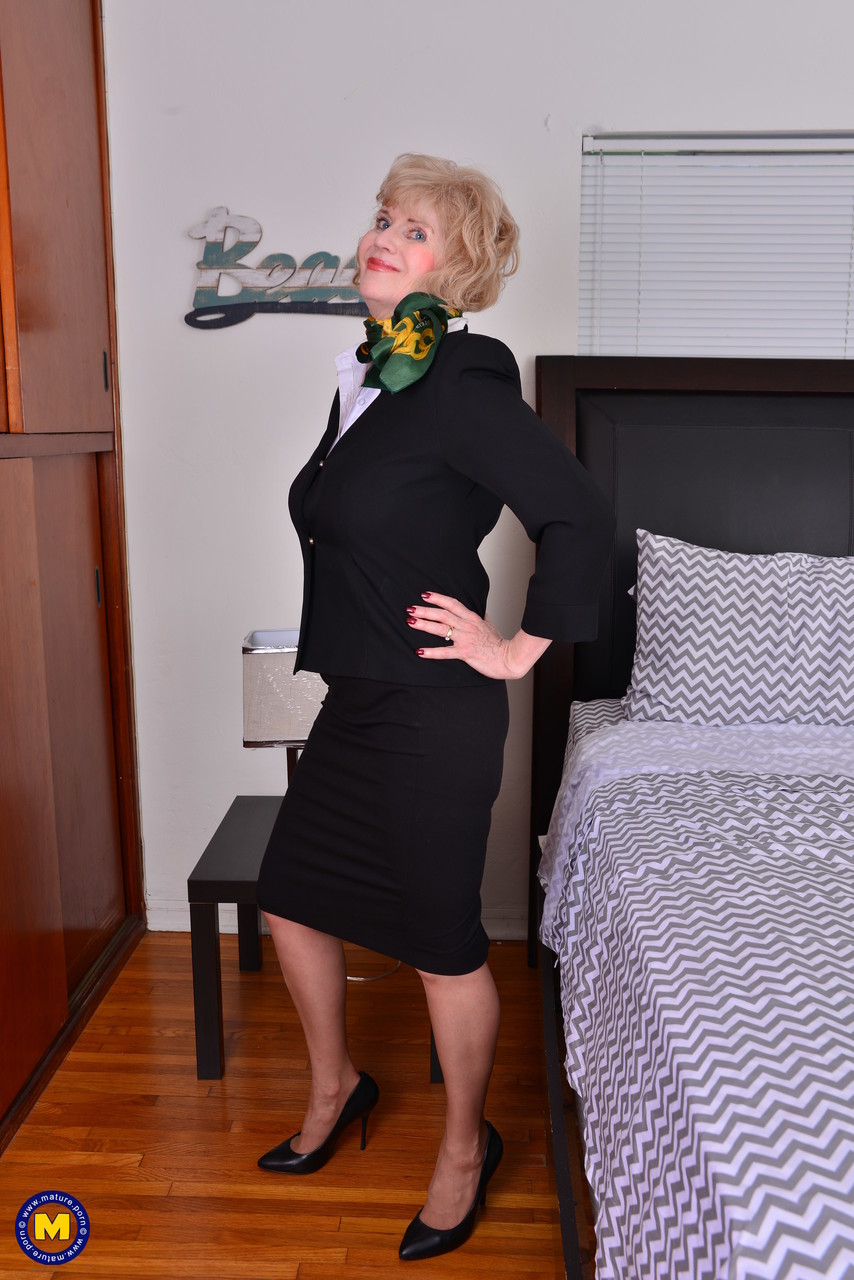 جدة الهواة Sindee Dix تظهر ثديين كبيرين وتفرك في الجوارب