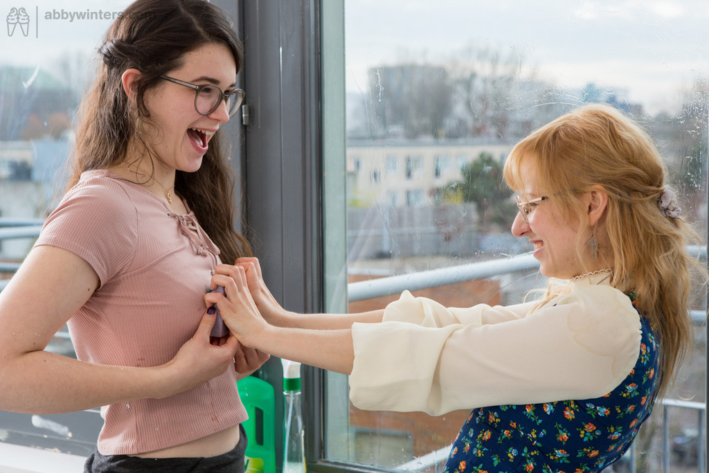 メガネのダイクスハニアとエミリアが顔と乳首を吸った後、マンコを食べる