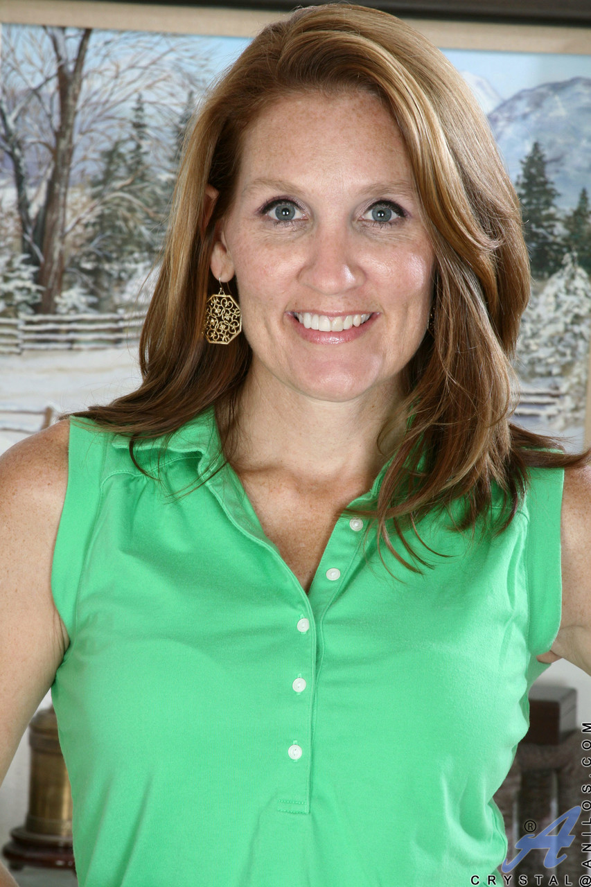 كريستال، سيدة ناضجة مذهلة، تتعرى وتكشف عن جسدها الساخن مع خطوط التسمير