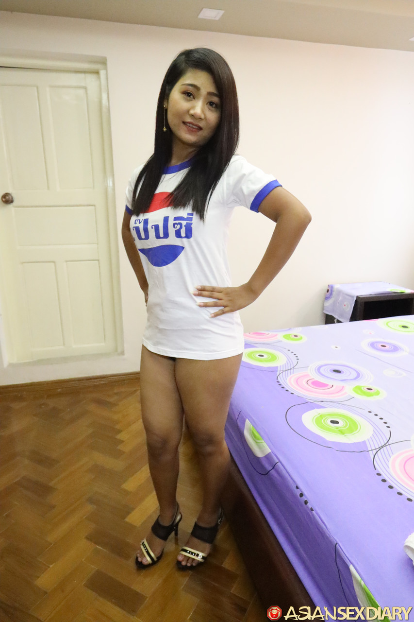 الآسيوية ذات الشعر الأسود ميلف آيس سي تحصل على كسها البريء المدقوق والمليء بالمني في لقطة منظور الشخص الأول