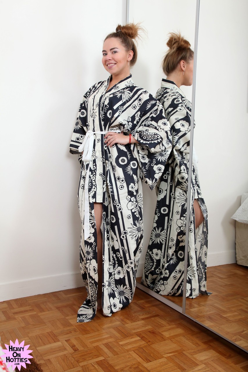 ロシアの美女ダイアナ・ダリが肌色ストッキングまで脱いでポーズを取る