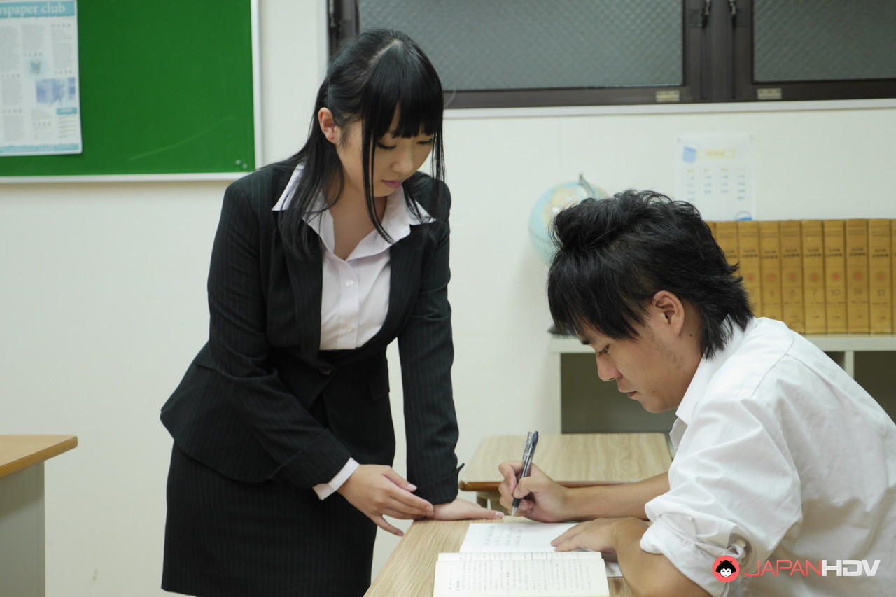 日本の秘書小川美知留は勤務後のセックスで中出しされる