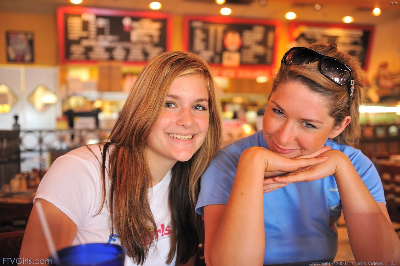 الفتاتان الهواة الجميلتان دانييل ولينا تعريان ويلعبان مع بعضهما