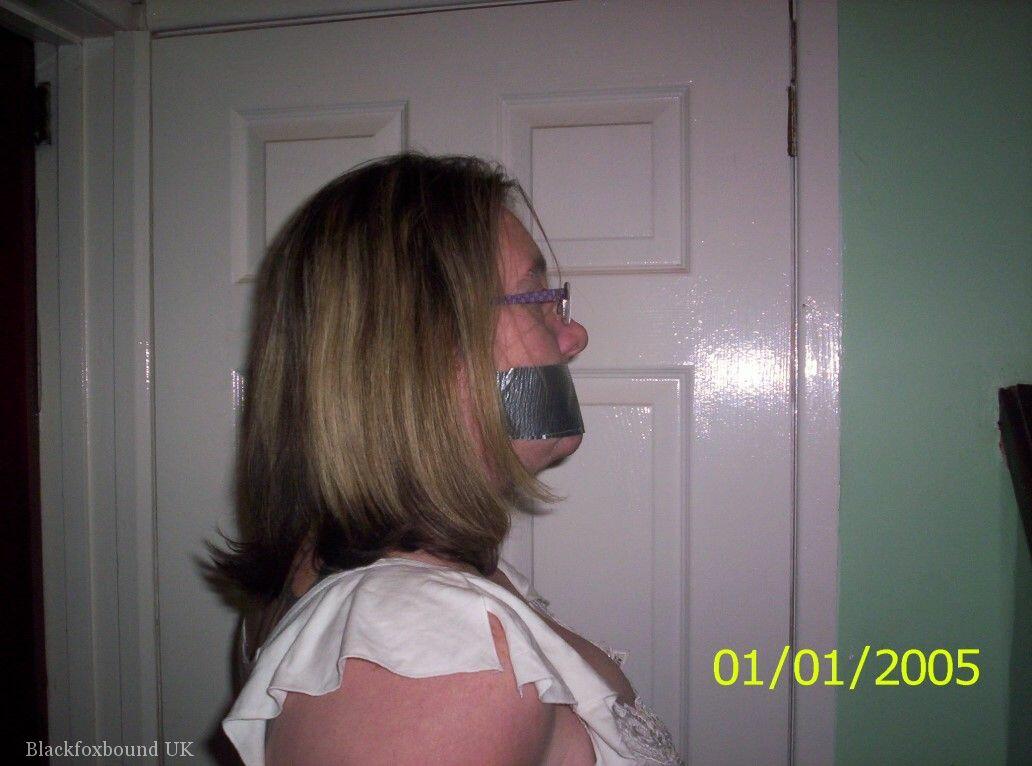 Mujer Caucásica Amordazada Con Tetas Naturales Atada Con Cuerda