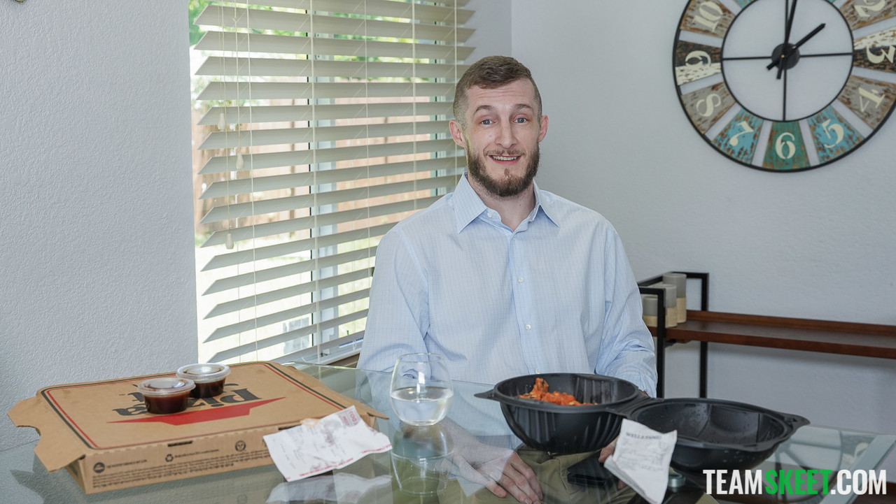 曲線美女Binky Beaz在沙發上與巨根猛男盡情狂野硬幹