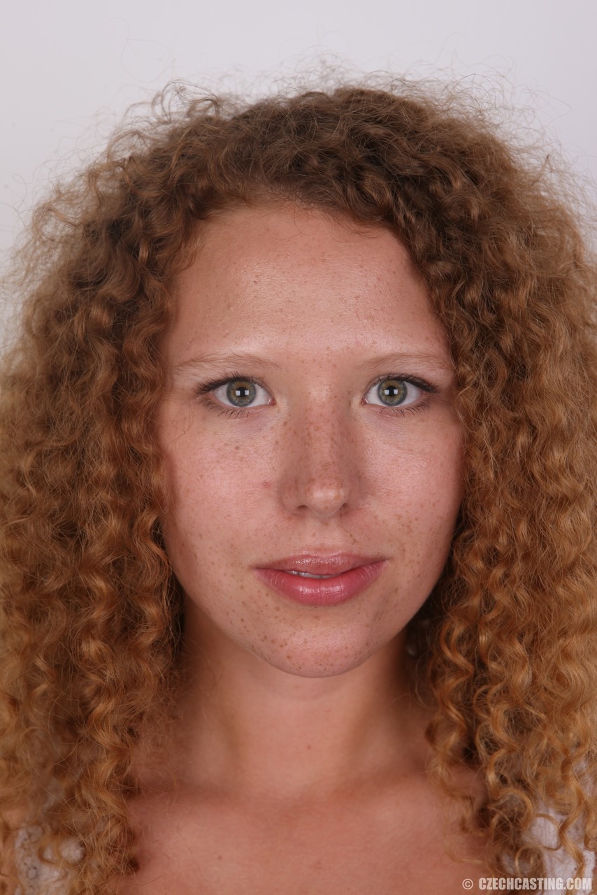 パーマをかけた素人娘が小さな胸を見せながら全裸になる